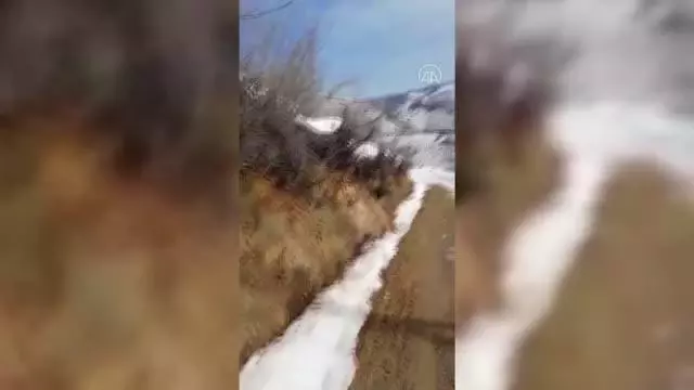 Sağlık ekipleri karda 2 kilometre yürüyerek ulaştıkları hastaya Kovid-19 aşısı yaptı Sağlık ekipleri karda 2 kilometre yürüyerek ulaştıkları hastaya Kovid-19 aşısı yaptı