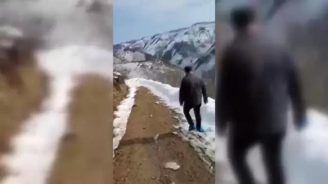 Sağlık ekipleri karda 2 kilometre yürüyerek ulaştıkları hastaya Kovid-19 aşısı yaptı Sağlık ekipleri karda 2 kilometre yürüyerek ulaştıkları hastaya Kovid-19 aşısı yaptı