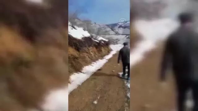 Sağlık ekipleri karda 2 kilometre yürüyerek ulaştıkları hastaya Kovid-19 aşısı yaptı Sağlık ekipleri karda 2 kilometre yürüyerek ulaştıkları hastaya Kovid-19 aşısı yaptı