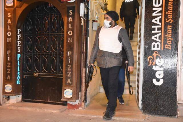 'Silahla 20 kişi rehin alındı' ihbarına giden polis, mühürlü kafede 20 kişiyi parti yaparken yakaladı 'Silahla 20 kişi rehin alındı' ihbarına giden polis, mühürlü kafede 20 kişiyi parti yaparken yakaladı