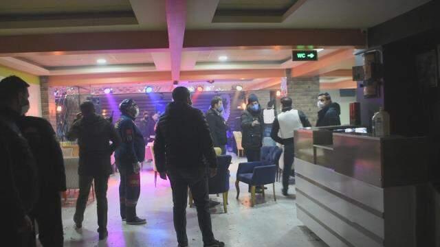'Silahla 20 kişi rehin alındı' ihbarına giden polis, mühürlü kafede 20 kişiyi parti yaparken yakaladı 'Silahla 20 kişi rehin alındı' ihbarına giden polis, mühürlü kafede 20 kişiyi parti yaparken yakaladı