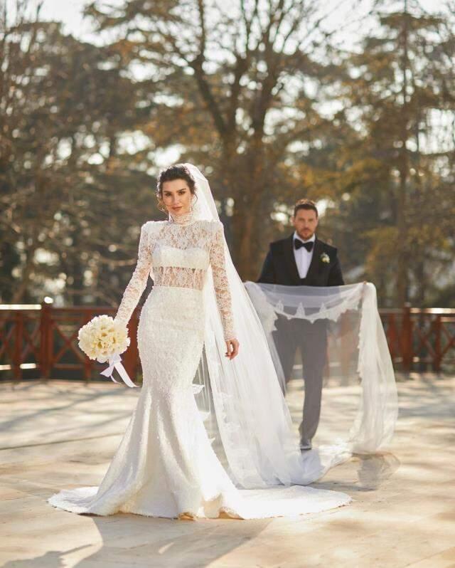 Sinan Akçıl ile ikinci kez evlenen Burcu Kıratlı'nın gelinliği sevenlerinden tam not aldı Sinan Akçıl ile ikinci kez evlenen Burcu Kıratlı'nın gelinliği sevenlerinden tam not aldı