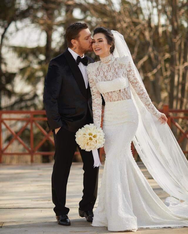 Sinan Akçıl ile ikinci kez evlenen Burcu Kıratlı'nın gelinliği sevenlerinden tam not aldı Sinan Akçıl ile ikinci kez evlenen Burcu Kıratlı'nın gelinliği sevenlerinden tam not aldı