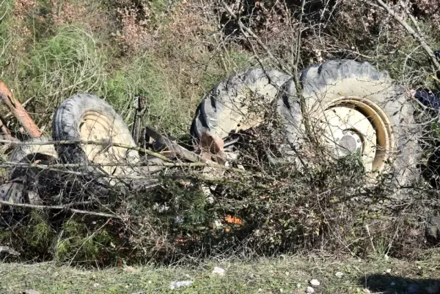 Traktör uçuruma yuvarlandı, ölenlerin yakınları olay yerinde sinir krizi geçirdi Traktör uçuruma yuvarlandı, ölenlerin yakınları olay yerinde sinir krizi geçirdi