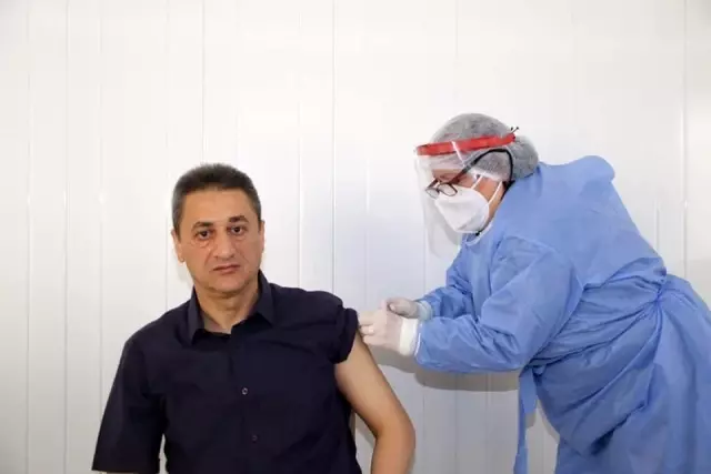 Sinop Valisi Karaömeroğlu korona aşısının ilk dozunu yaptırdı Sinop Valisi Karaömeroğlu korona aşısının ilk dozunu yaptırdı