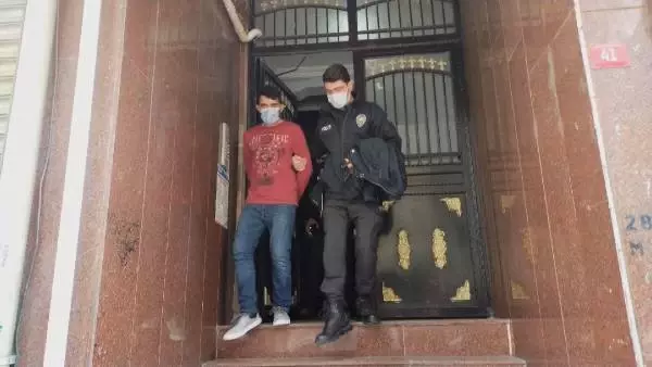 Sultangazi'de hırsızlık yapıp kaçan şüpheli sığındığı binada yakalandı Sultangazi'de hırsızlık yapıp kaçan şüpheli sığındığı binada yakalandı