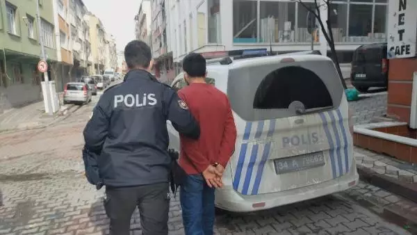 Sultangazi'de hırsızlık yapıp kaçan şüpheli sığındığı binada yakalandı Sultangazi'de hırsızlık yapıp kaçan şüpheli sığındığı binada yakalandı
