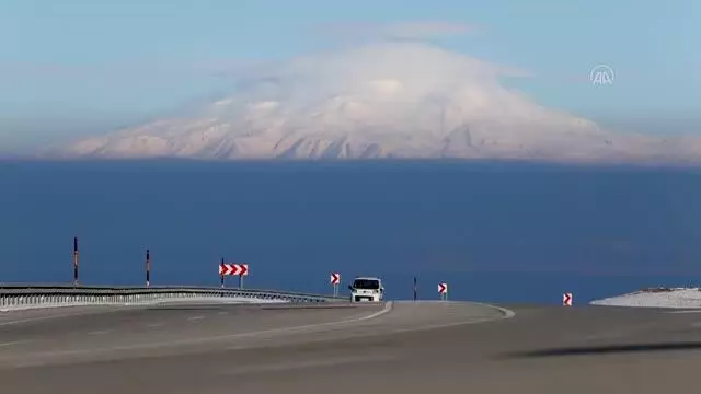 Süphan Dağı'nın karlı doruklarına bulutlardan şapka Süphan Dağı'nın karlı doruklarına bulutlardan şapka