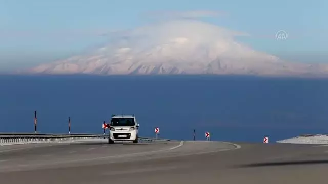 Süphan Dağı'nın karlı doruklarına bulutlardan şapka Süphan Dağı'nın karlı doruklarına bulutlardan şapka