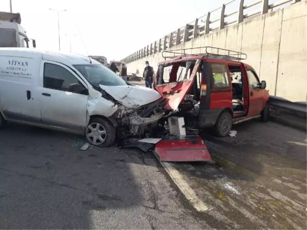 Sürücüsünün direksiyonda fenalaştığı hafif ticari araç önündeki araca çarptı: 2 yaralı