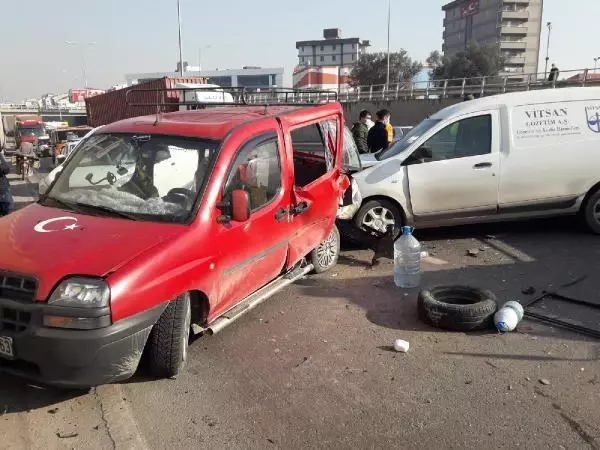 Sürücüsünün direksiyonda fenalaştığı hafif ticari araç önündeki araca çarptı: 2 yaralı