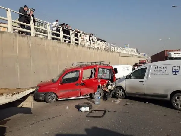 Sürücüsünün direksiyonda fenalaştığı hafif ticari araç önündeki araca çarptı: 2 yaralı