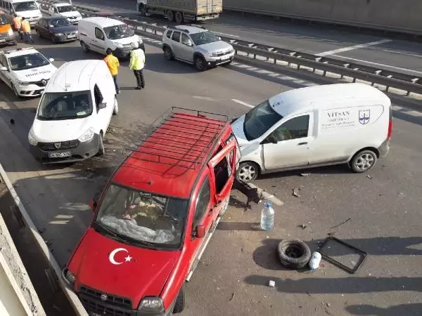 Sürücüsünün direksiyonda fenalaştığı hafif ticari araç önündeki araca çarptı: 2 yaralı