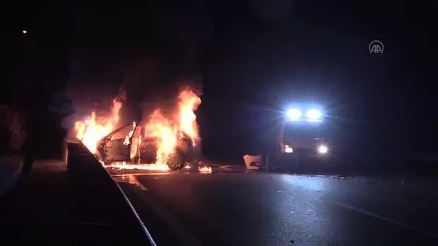 Sürücüsünün 'dur' ihtarına uymadığı otomobil polis araçlarına çarpıp alev aldı Sürücüsünün 'dur' ihtarına uymadığı otomobil polis araçlarına çarpıp alev aldı