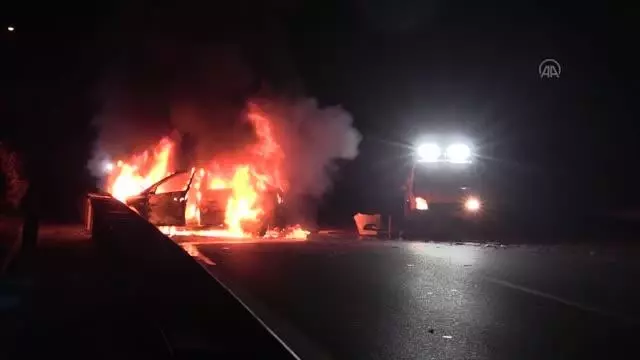 Sürücüsünün 'dur' ihtarına uymadığı otomobil polis araçlarına çarpıp alev aldı Sürücüsünün 'dur' ihtarına uymadığı otomobil polis araçlarına çarpıp alev aldı