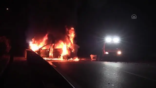 Sürücüsünün 'dur' ihtarına uymadığı otomobil polis araçlarına çarpıp alev aldı Sürücüsünün 'dur' ihtarına uymadığı otomobil polis araçlarına çarpıp alev aldı