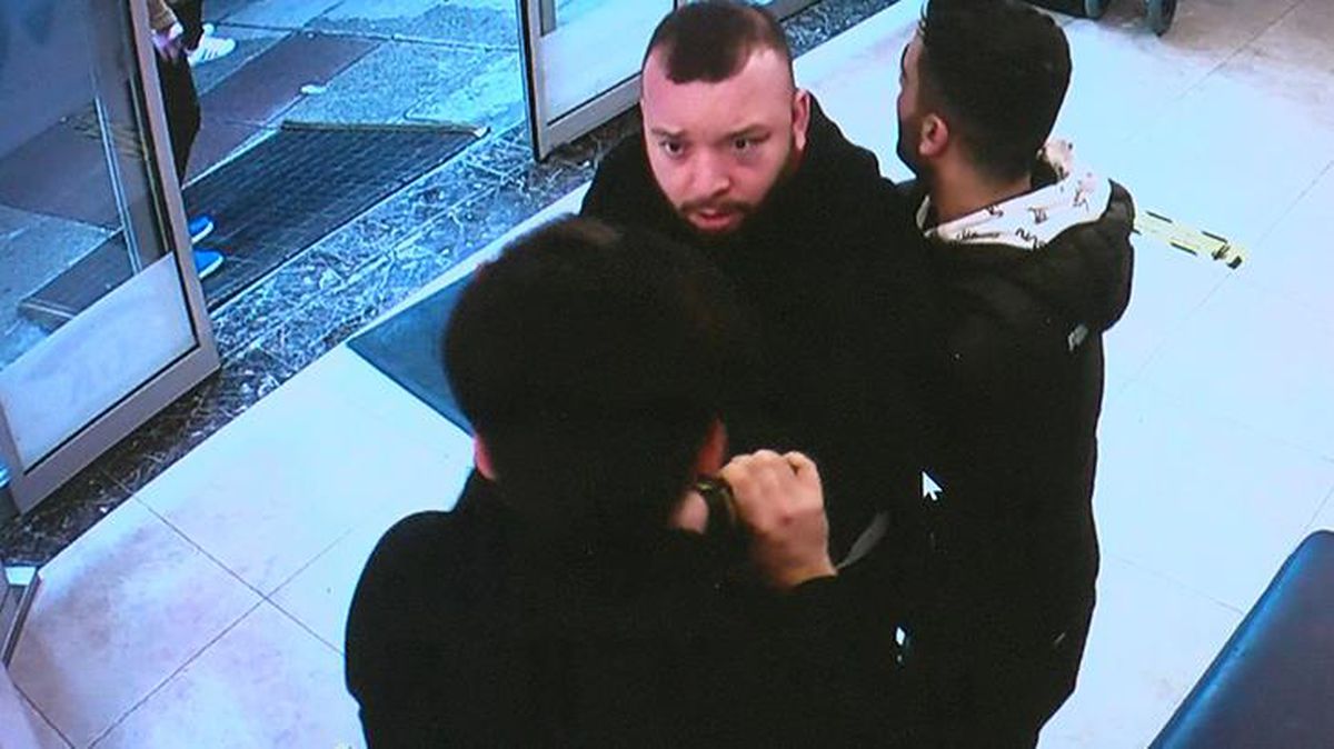 Tıp merkezinde hemşireyi dövüp, burnuna kafa attılar