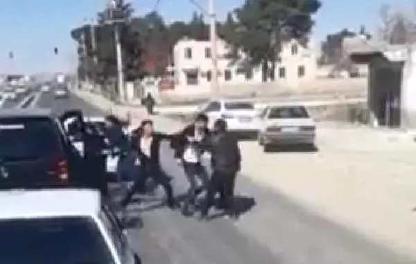 Trafikte yol verme kavgası kamerada Trafikte yol verme kavgası kamerada
