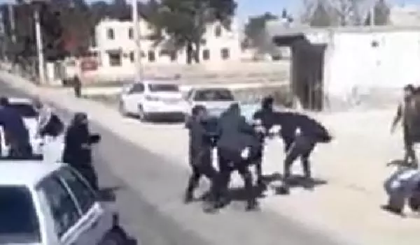 Trafikte yol verme kavgası kamerada Trafikte yol verme kavgası kamerada