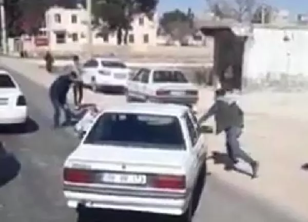 Trafikte yol verme kavgası kamerada Trafikte yol verme kavgası kamerada