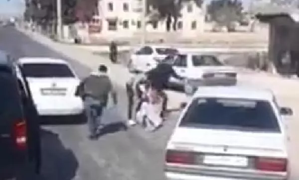 Trafikte yol verme kavgası kamerada Trafikte yol verme kavgası kamerada
