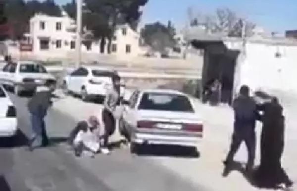Trafikte yol verme kavgası kamerada Trafikte yol verme kavgası kamerada