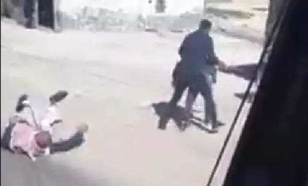 Trafikte yol verme kavgası kamerada Trafikte yol verme kavgası kamerada