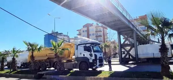 Üst geçidin elektrik kablosu hafriyat kamyonunun üstüne düştü Üst geçidin elektrik kablosu hafriyat kamyonunun üstüne düştü