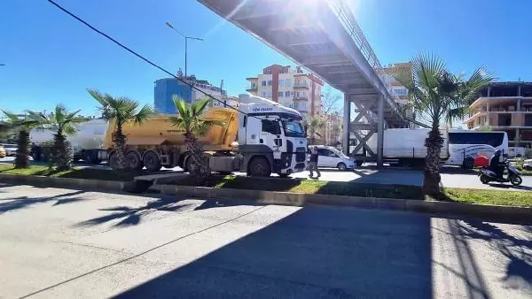 Üst geçidin elektrik kablosu hafriyat kamyonunun üstüne düştü Üst geçidin elektrik kablosu hafriyat kamyonunun üstüne düştü