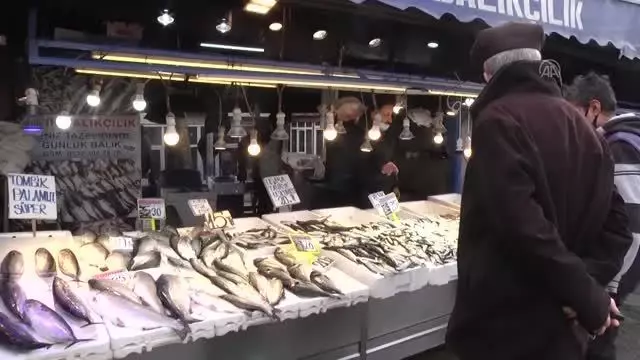 Uzun bir sürenin ardından tezgahları süsleyen taze hamsi kısa sürede tükendi Uzun bir sürenin ardından tezgahları süsleyen taze hamsi kısa sürede tükendi