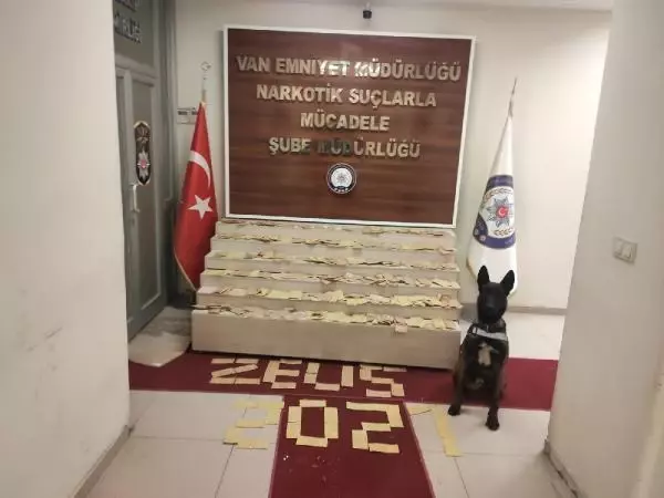 Van'da 'Zeus'un bulduğu 23 kilo eroine 3 gözaltı Van'da 'Zeus'un bulduğu 23 kilo eroine 3 gözaltı