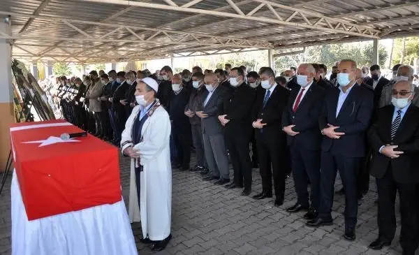 Eski Devlet Bakanı Ahmet Şanal toprağa verildi Eski Devlet Bakanı Ahmet Şanal toprağa verildi