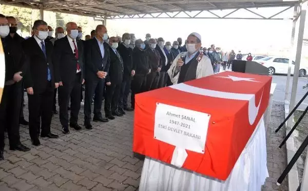 Eski Devlet Bakanı Ahmet Şanal toprağa verildi Eski Devlet Bakanı Ahmet Şanal toprağa verildi