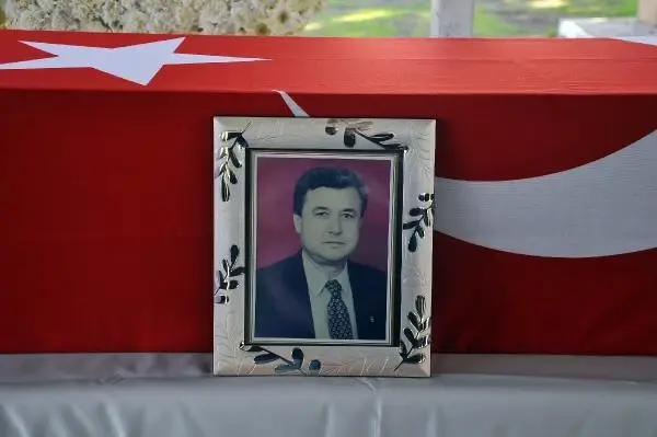 Eski Devlet Bakanı Ahmet Şanal toprağa verildi Eski Devlet Bakanı Ahmet Şanal toprağa verildi