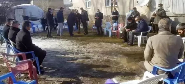 Video çekerken kurusıkı tabancanın ateş almasıyla öldü (2) Video çekerken kurusıkı tabancanın ateş almasıyla öldü (2)