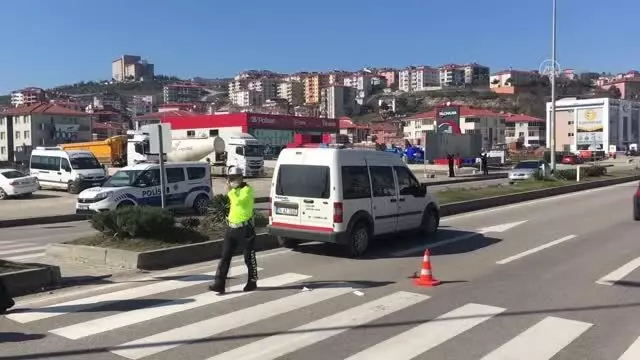 Yaya geçidinde ticari aracın çarptığı yaşlı kadın ağır yaralandı Yaya geçidinde ticari aracın çarptığı yaşlı kadın ağır yaralandı