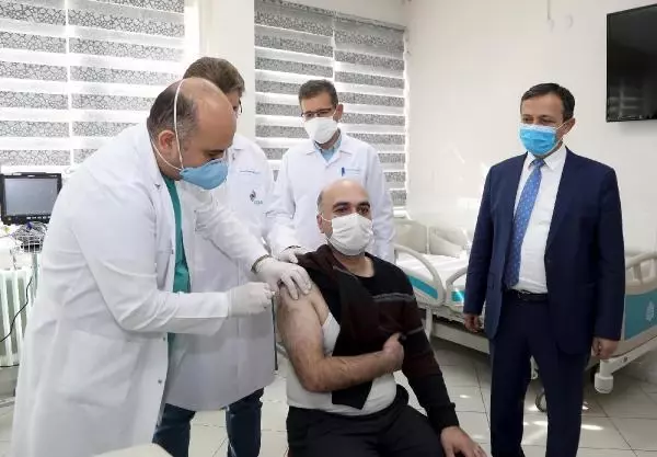 Yerli aşının Faz 2 çalışmalarında ilk doz, 13 günde 52 gönüllüye uygulandı Yerli aşının Faz 2 çalışmalarında ilk doz, 13 günde 52 gönüllüye uygulandı