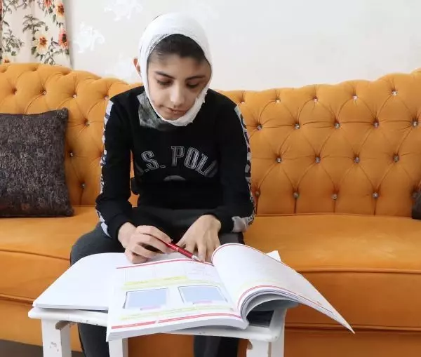 Yüzünde çıkan tümör sonrası kapanmayan yara her gün büyüyor Yüzünde çıkan tümör sonrası kapanmayan yara her gün büyüyor