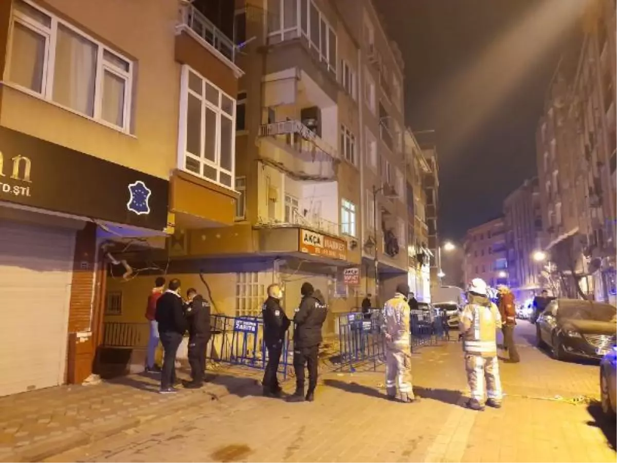 Zeytinburnu'nda 3 katlı binanın ikinci katındaki balkon çöktü