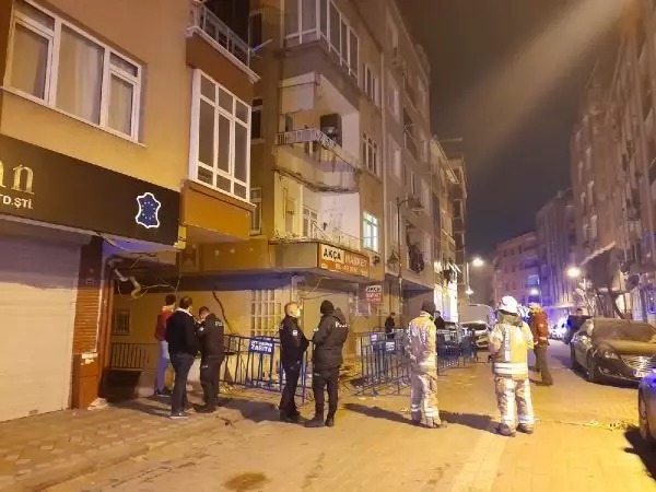 Zeytinburnu'nda 3 katlı binanın ikinci katındaki balkon çöktü Zeytinburnu'nda 3 katlı binanın ikinci katındaki balkon çöktü