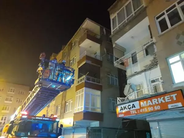 Zeytinburnu'nda 3 katlı binanın ikinci katındaki balkon çöktü Zeytinburnu'nda 3 katlı binanın ikinci katındaki balkon çöktü