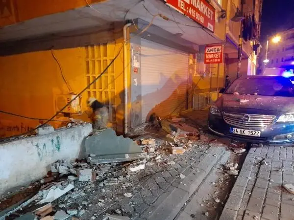 Zeytinburnu'nda 3 katlı binanın ikinci katındaki balkon çöktü Zeytinburnu'nda 3 katlı binanın ikinci katındaki balkon çöktü