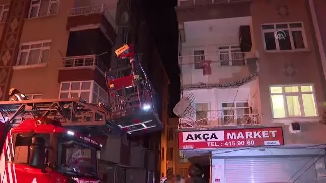 Zeytinburnu'nda balkon çökmesi nedeniyle bir araç zarar gördü Zeytinburnu'nda balkon çökmesi nedeniyle bir araç zarar gördü
