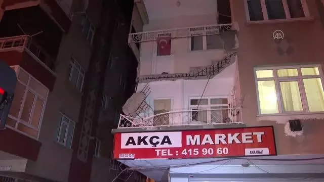 Zeytinburnu'nda balkon çökmesi nedeniyle bir araç zarar gördü Zeytinburnu'nda balkon çökmesi nedeniyle bir araç zarar gördü