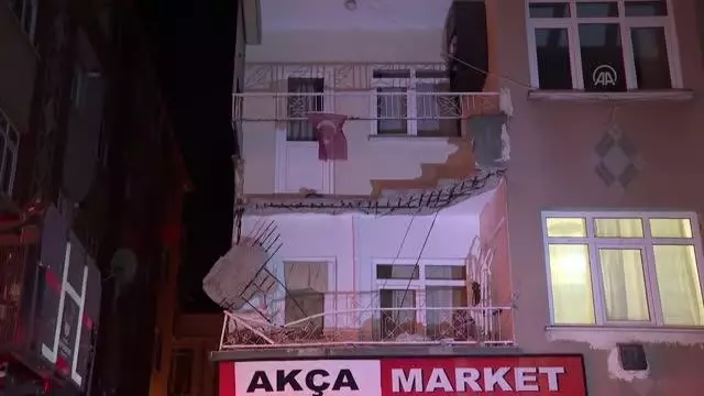 Zeytinburnu'nda balkon çökmesi nedeniyle bir araç zarar gördü Zeytinburnu'nda balkon çökmesi nedeniyle bir araç zarar gördü