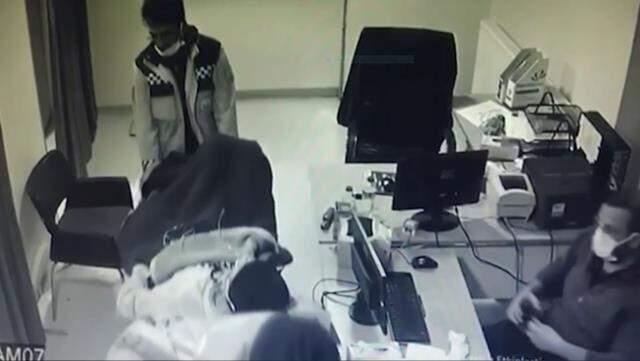 Aksaray'da felçli hastanın otobüsten indirilip gözaltına alındığı iddiası Aksaray'da felçli hastanın otobüsten indirilip gözaltına alındığı iddiası