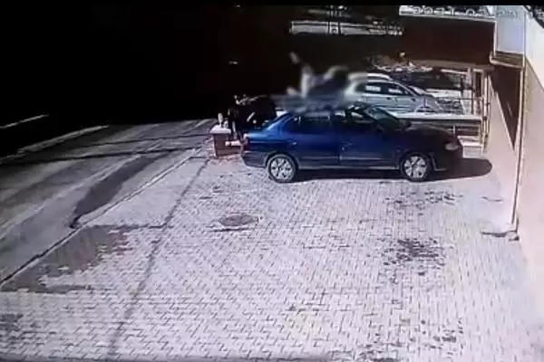 Görenler ilk önce oyuncak bebek sandı! 4'üncü kattan düşen Beyzanur, yaşam mücadelesi veriyor Görenler ilk önce oyuncak bebek sandı! 4'üncü kattan düşen Beyzanur, yaşam mücadelesi veriyor