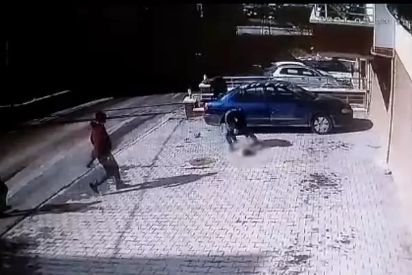 Görenler ilk önce oyuncak bebek sandı! 4'üncü kattan düşen Beyzanur, yaşam mücadelesi veriyor Görenler ilk önce oyuncak bebek sandı! 4'üncü kattan düşen Beyzanur, yaşam mücadelesi veriyor
