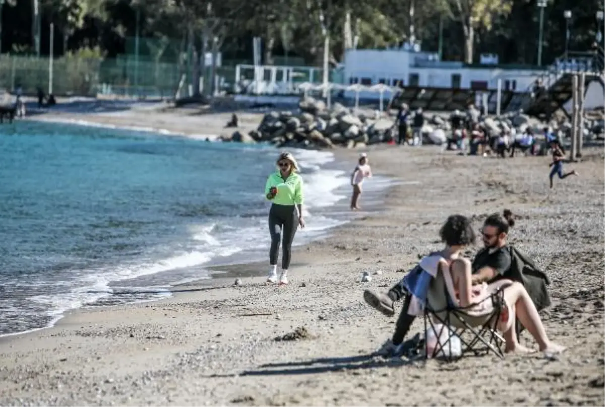 Antalya'da şubat ayının en sıcak gününü sahilde geçirdiler