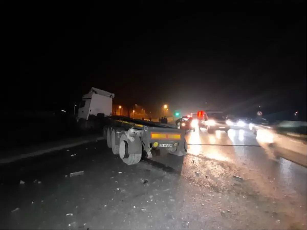 Arnavutköy'de damperi açılan hafriyat kamyonu önce üst geçide sonra otomobile çarptı: 2 yaralı